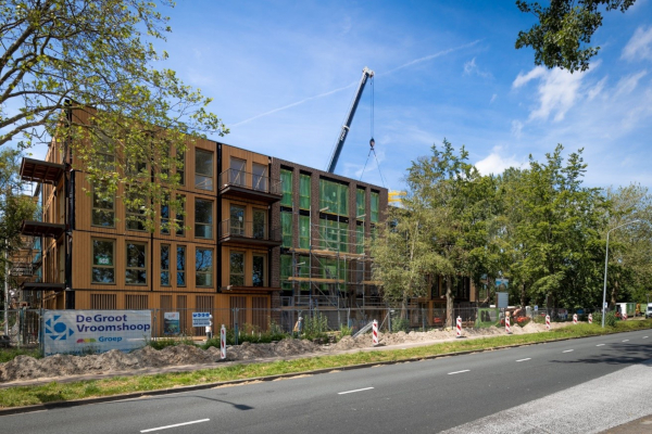 Bouw massief houten woongebouw in Monnickendam naar eindfase